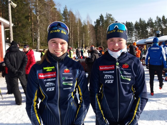 Det blir paus i tävlandet i några veckor för skidåkarna. Frida Häggkvist, till vänster, och Felicia Krook tog FM-silver i parsprint för ett par veckor sedan. Nu har helgens FM-tävlingar också inhiberats.
