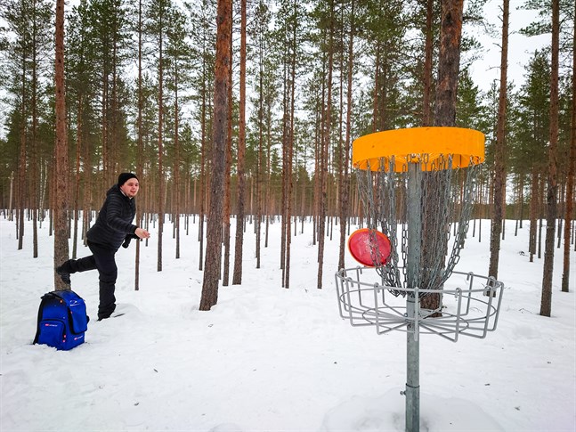 Kristoffer Sundsten har inte spelat på Sandskata frisbeegolfbana många gånger men han förstår varför banan och naturområdet blivit så populärt.