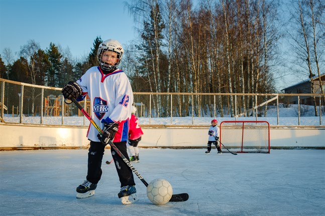 Melker Eng spelar gärna ishockey.