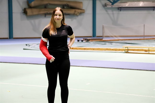 På måndag får Elin Källberg ta bort gipset och efter det börjar hon vägen tillbaka från skadan – med siktet inställt på att vara tillbaka i toppform inför säsongen 2022.