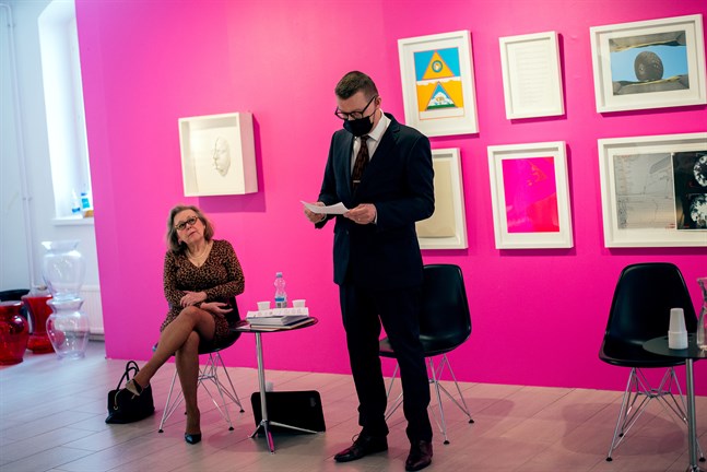 Anne-Maj Salin har ställt samman den utställning i Kuntsis museum som presenterar 140 verk ur Kuntsis stiftelses samlingar. Markku Lumio är stftelsens ordförande