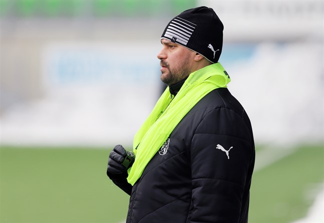 Jukka Karjalainen fick ett kontrakt av modellen 2+2 år i november 2020, men fick sparken efter bara ett halvt år vid VPS-rodret.