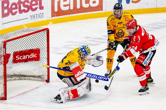 Filip Riska, här hemma mot Lukko, har ett par ligamatcher på meritlistan.