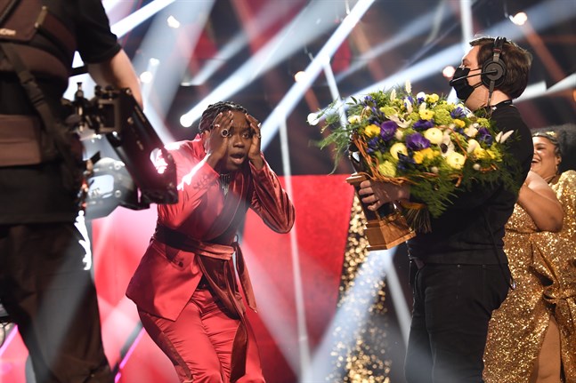 Tusse Chiza kan inte tro sina ögon när han belönas med sångfågelstatyetten efter att ha vunnit Melodifestivalen.