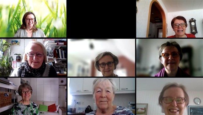 Läraren Anne Myrskog och hennes elever Anna-Lisa Ingo, Inga-Lill Sund, Rakel Berg, Pirjo Sved, Inger Nykvist, Karin Forsman och Marianne Kanto.