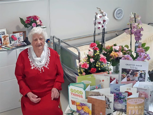 Astrid Qvist uppvaktades med blommor och kort på sin 109-årsdag. Hon är Finlands äldsta invånare.