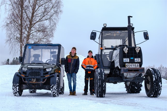 Johan Backlund och Julius Stagnäs kör hellre traktor än moped. Vintertid slipper man frysa i traktorhytten.