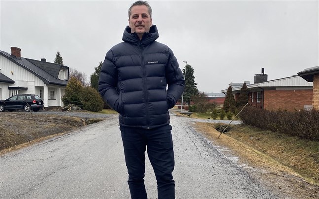 Det är svårt att hitta ett tränarjobb dessa tider, menar fotbollstränaren Nijas Sarailija från Närpes.