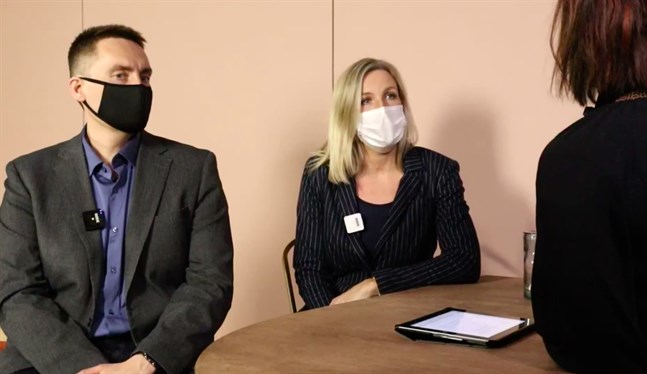 Stefan Malm och Paula Erkkilä diskuterar coronakonsekvenserna tillsammans med Anna Bertills.