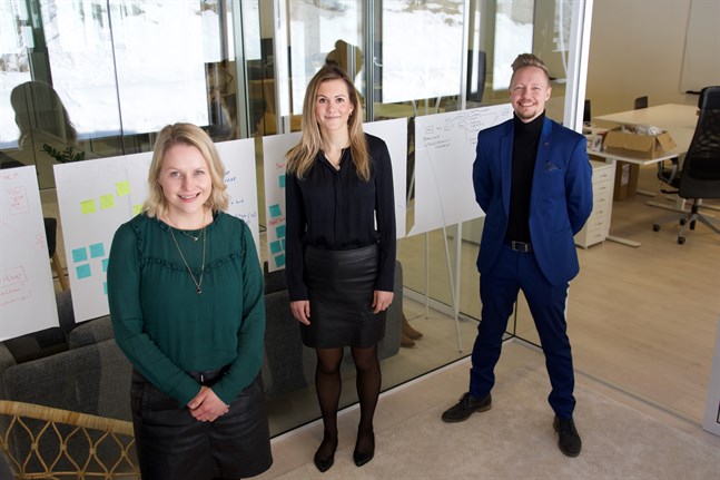 Hanna Wallin, Hanna Salo och Tim Wallin på Gambits huvudkontor i Runsor, Vasa.
