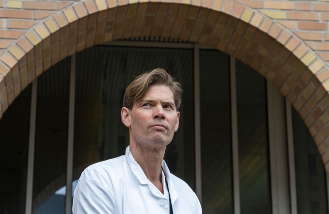 Pål Andre Holme, professor och överläkare vid Oslos universitetssjukhus, håller presskonferens utanför sjukhuset.