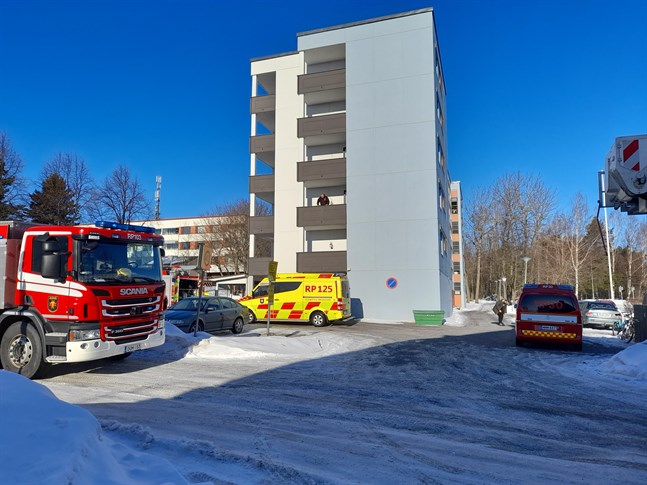 Sex enheter kallades till platsen.