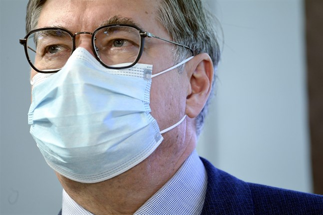 Överläkare Asko Järvinen skriver i HUS-områdets utlåtande att en omfördelning skulle gynna epidemiläget även nationellt.