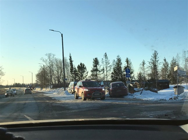 Två personbilar krockade på Alskatvägen på torsdag eftermiddag.