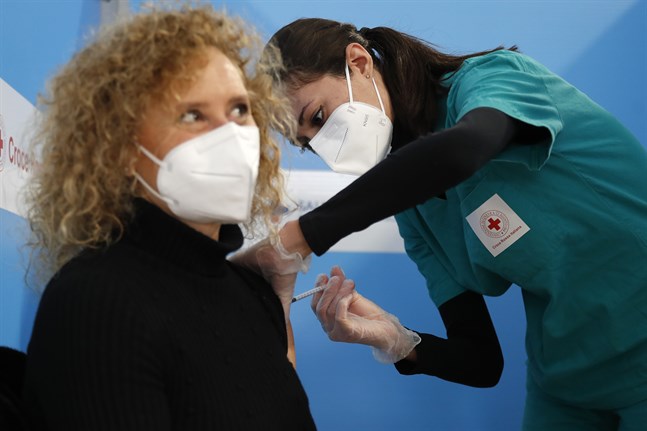 En kvinna får sin vaccinspruta i Fiumicino utanför Rom.