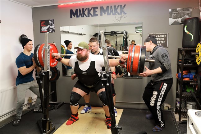 Robert Gleisner knäböjer med jämna 300 kilogram på stången. Bilden är från träningstävlingen i Makke Makk Gym förra helgen. Markus Granö (bakom) och Emil Lund och Filip Nystrand säkrar.