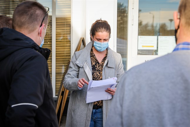 För ungefär en vecka sedan tog kommundirektör Jenny Malmsten emot ett invånarinitiativ om vindkraft. Över 700 personer, de flesta Malaxbor, hade skrivit under det.