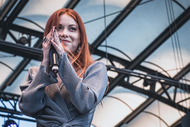 Att berätta historier är en stark drivkraft för Felicia Eriksson – på scenen, i text och i musik.