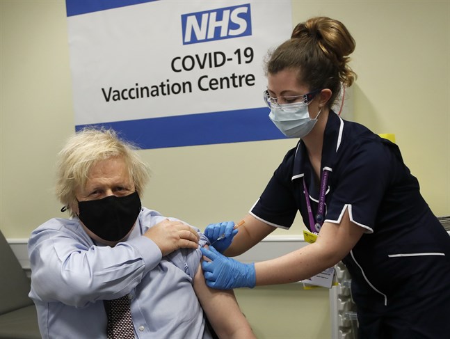 Boris Johnson lät sig vaccineras med Astra Zenecas vaccin.