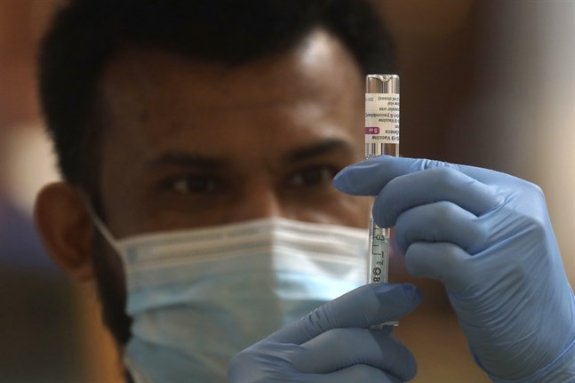 Apotekaren Rajan Shah förbereder en spruta med Astra Zenecas vaccin i en kyrka i London. Arkivbild.
