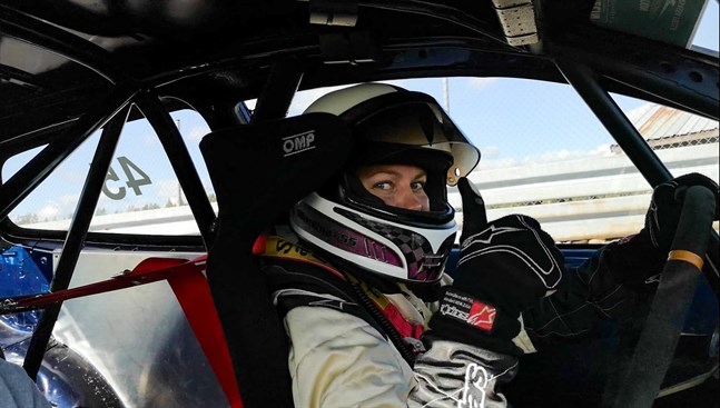 Martina Backfält trivs bakom ratten i en racingbil.