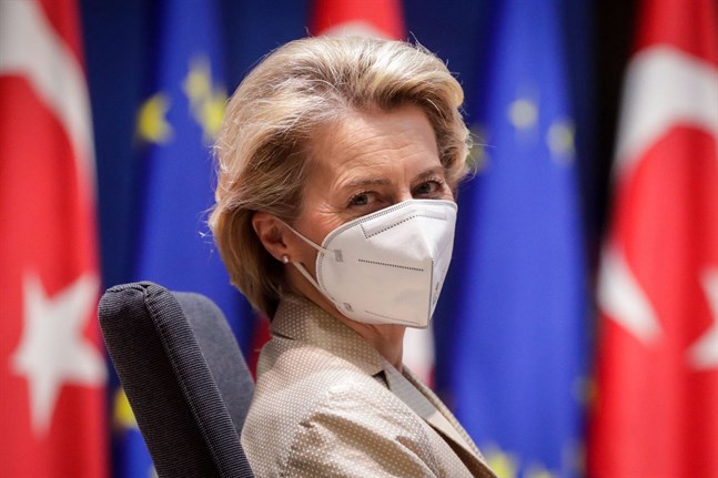 EU-kommissionens ordförande Ursula von der Leyen hotar Astra Zeneca med exportstopp om inte EU får sina utlovade leveranser av vaccin mot covid-19 före andra länder.