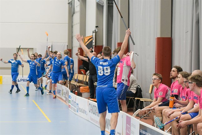 Rutinerade Mikael Nyvall var stor matchhjälte för Blue Fox och jublar här framför Classic Uniteds bås.