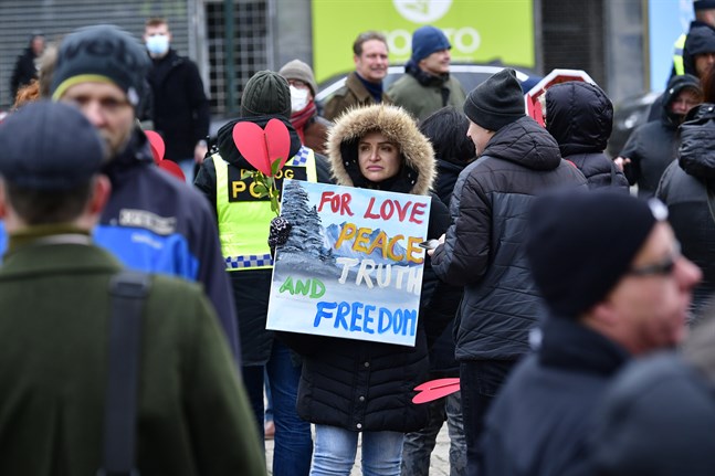 Demonstranter på Gustaf Adolfs Torg i Malmö under lördagens demonstration mot coronarestriktionerna och den svenska coronastrategin.