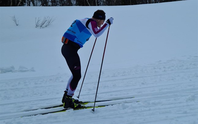 Viktor Mäenpää, här i aktion i Vålådalsrennet, hade som alla andra en blöt dag i spåret på lördagen.