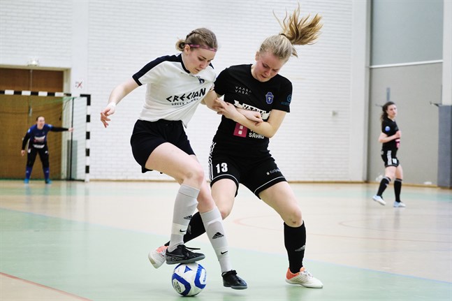 Vilma Rosenström (i svart), här under lördagens match mot FC OPA, gjorde 3–2-målet i slutet av första halvlek. Därefter kom FTK-Tornio ikapp och förbi i andra.