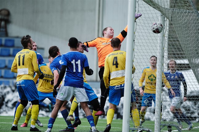 Det blir minst en veckas vila från fotbollen för Krafts målvakt Jesper Norrgård. Bilden från en träningsmatch mot VIFK i mars i år.