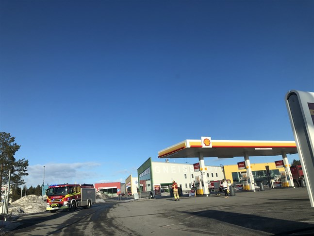 En lastbil körde in i en bränslepump i Vasa och bränsle rann ut på marken.