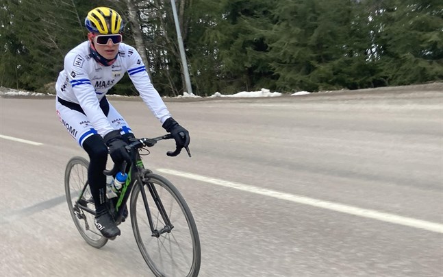 Axel Källberg kommer att tillbringa sommaren i Nederländerna, med tävling och träning för sitt cykelstall WWW Junioren.