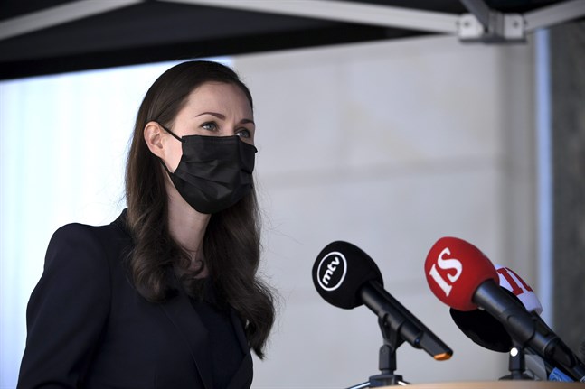 Statsminister Sanna Marin kommer till Ständerhuset.