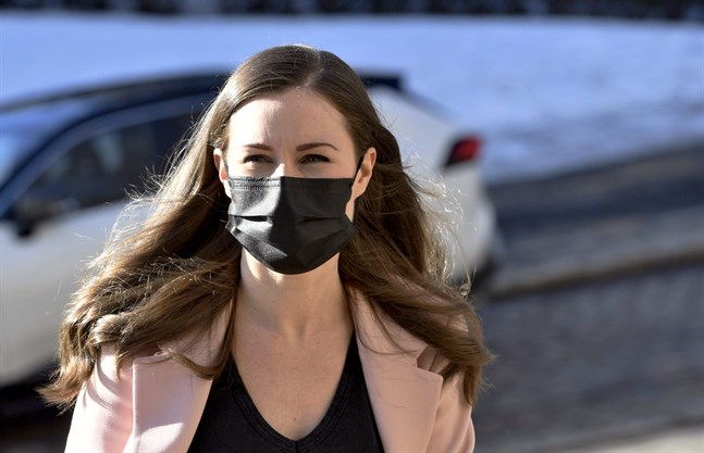 Statsminister Sanna Marin mötte medierna på Ständerhusets trappa innan tisdagskvällens förhandlingar.