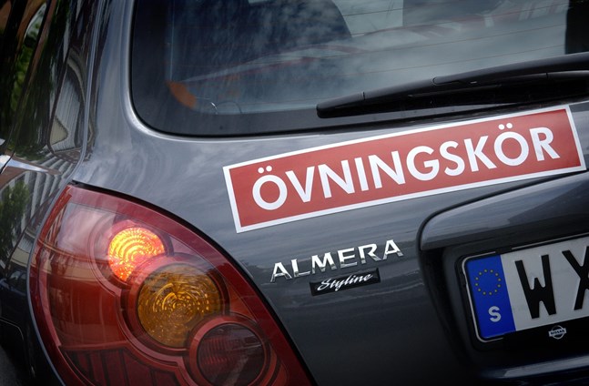 Trafiklärare är den yrkesgrupp som löper störst risk för att drabbas av svår covid-19, visar en studie. Arkivbild.