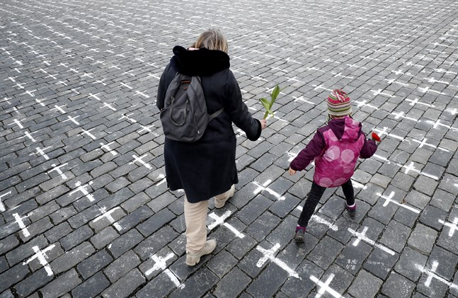 Tusentals kors har ritats upp på torget i Gamla stan i Prag för att hedra alla dem som avlidit med covid-19 i Tjeckien.