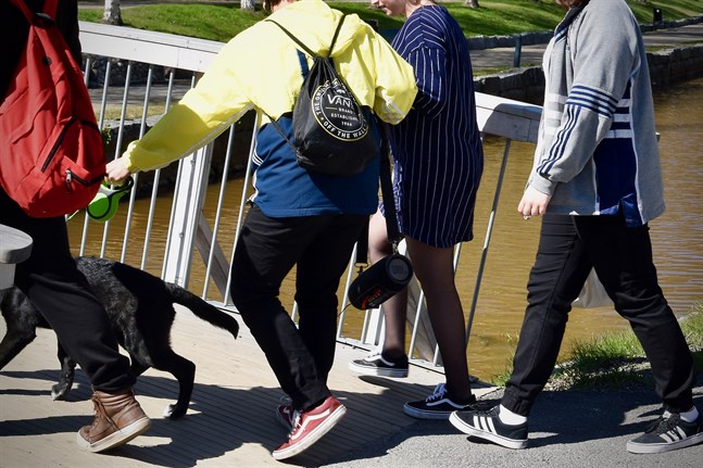Esa Rintala, ansvarig läkare för smittsamma sjukdomar i Egentliga Finlands sjukvårdsdistrikt, säger till Yle att han inte tror att begränsningar i rörelsefriheten vore ändamålsenliga för Åboregionens del i det här skedet.
