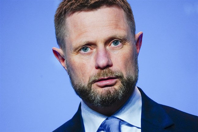 Norges hälsominister Bent Høie vid en presskonferens om nya restriktioner.