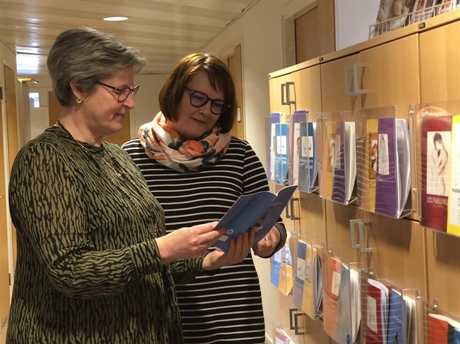 Margita Strandberg-Heinonen och Jenni Paloniemi tycker det är meningsfullt och stimulerande att arbeta inom cancervården. Att ge information och stöd till de som insjuknat i cancer hör till deras arbete.