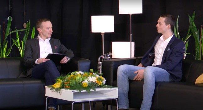 Hockeyspelaren Joel Blomqvist får Nykarlebymedaljen i år och intervjuas av Medaljrutans konferencier Tomas Knuts.