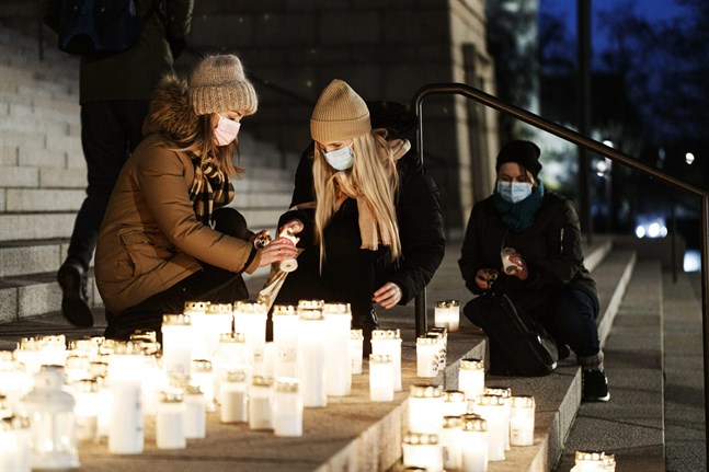 Många ljus har tänts till 16-åringens minne. Här tänds ljus på riksdagshusets trappa i början av mars.