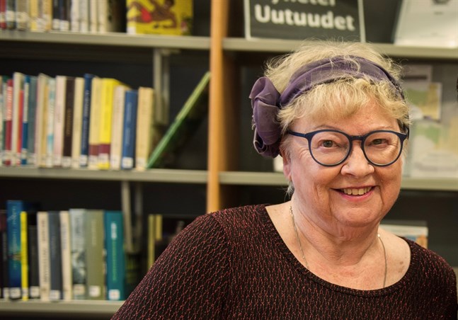 Katarina Torfason flyttade från Kronoby till Sverige 1964 och debuterade som författare med boken "Bröllopet" 1979.