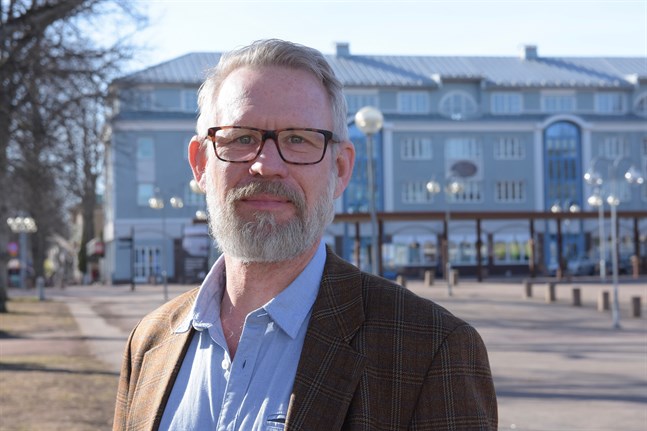 Ålands landskapsläkare Knut Lönnroth anser att begränsad rörelsefrihet utomhus inte är relevant eller aktuellt för Ålands del.