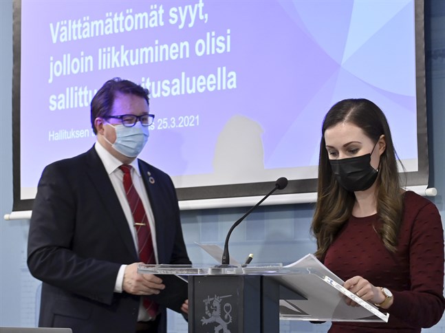 Statsminister Sanna Marin (SDP) och direktör Mika Salminen från Institutet för hälsa och välfärd på torsdagens presskonferens.