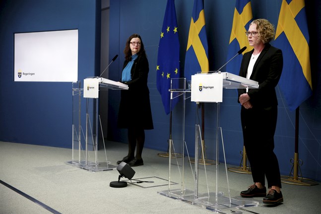 Sveriges utbildningsminister Anna Ekström (S) och Britta Björkholm, avdelningschef på Folkhälsomyndigheten, vid torsdagens pressträff.