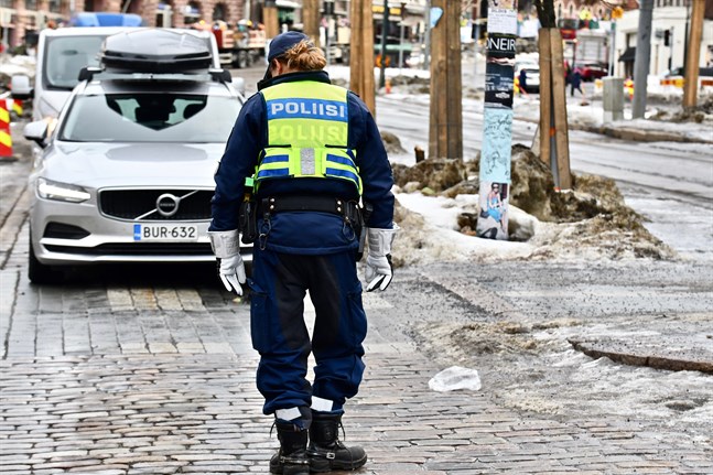 Till övervakningsuppgifterna flyttas poliser bland annat från trafikövervakningen. En stor del av det nya uppdraget möjliggörs genom övertidsarbete.