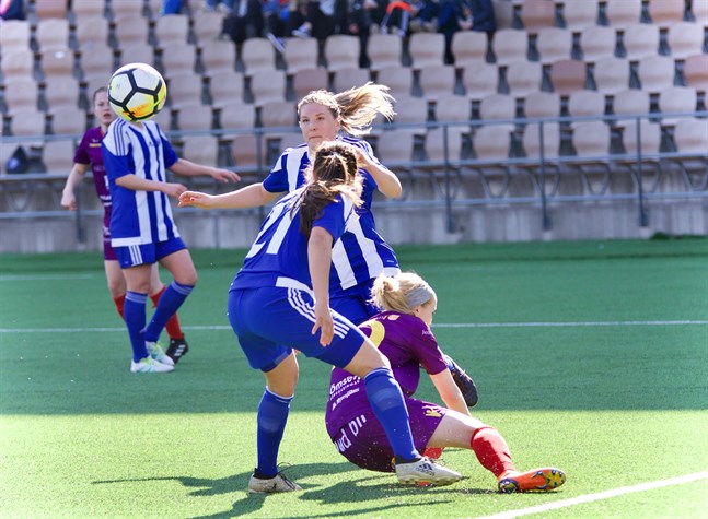 Idrotten har skött sig ansvarsfullt under pandemin, men lider på grund av ständigt förändrade direktiv som dessutom kommuniceras dåligt, menar fotbollsklubben HJK:s ordförande Aki Riihilahti. Arkivbild.
