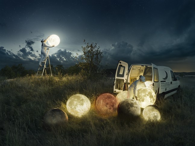 "Full moon service" (2017) av Erik Johansson.