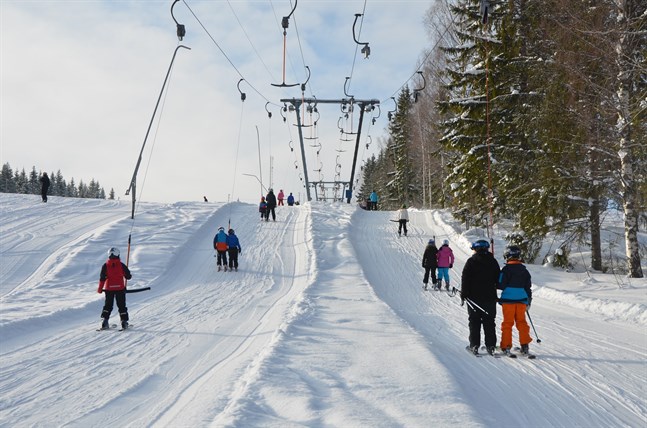 STT skriver att finländarna fortfarande inte har avbokat sina påskresor till Lappland, trots hårda restriktioner runtom i landet.